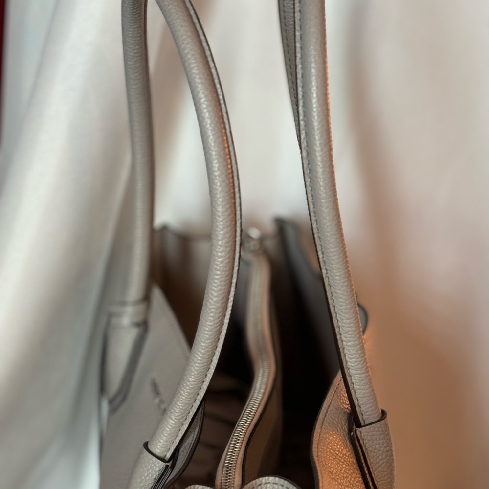 Micheal Kors Purse - Picture 3 of 11